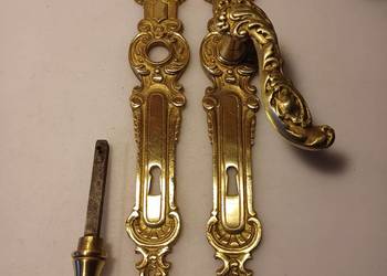 Komplet klamek i szyldów mosiężnych.