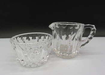 Komplet cukiernicy i mlecznika, wykonany z bezbarwnego szkła prasowanego