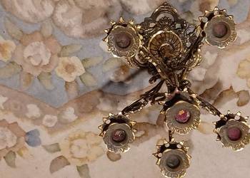 ŚWIECZNIK 2 KILOGRAMOWY BAROKOWY MOESIĘZNY Z FIGURKĄ KOBIETY