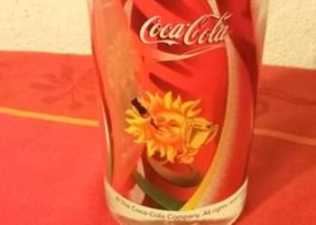 Szklanka coca cola słońce z zieloną wstęgą i pucharem