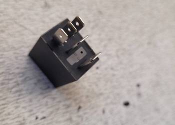 Przekaznik 12v  załączający