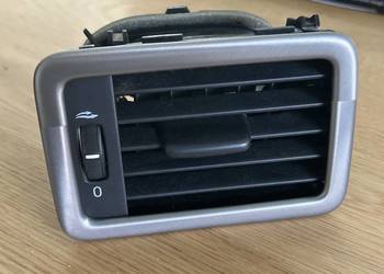 Kratka nawiewu Volvo V70, XC70 ze srebrnym dekorem.