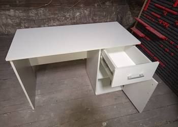 Sprzedam biurko w bardzo dobrym stanie.