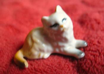 Kot - beżowy - figurka porcelana - 2 x 3,5 x 2 cm