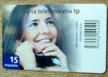 DZIEWCZYNA PODCZAS ROZMOWY TELEFONICZNEJ
