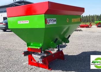# Rozsiewacz do nawozów TYTAN dwutarczowy STRUMYK 600L-1400L
