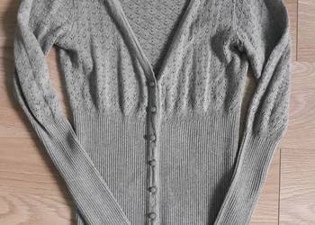 Rozpinany ażurowy szary sweterek